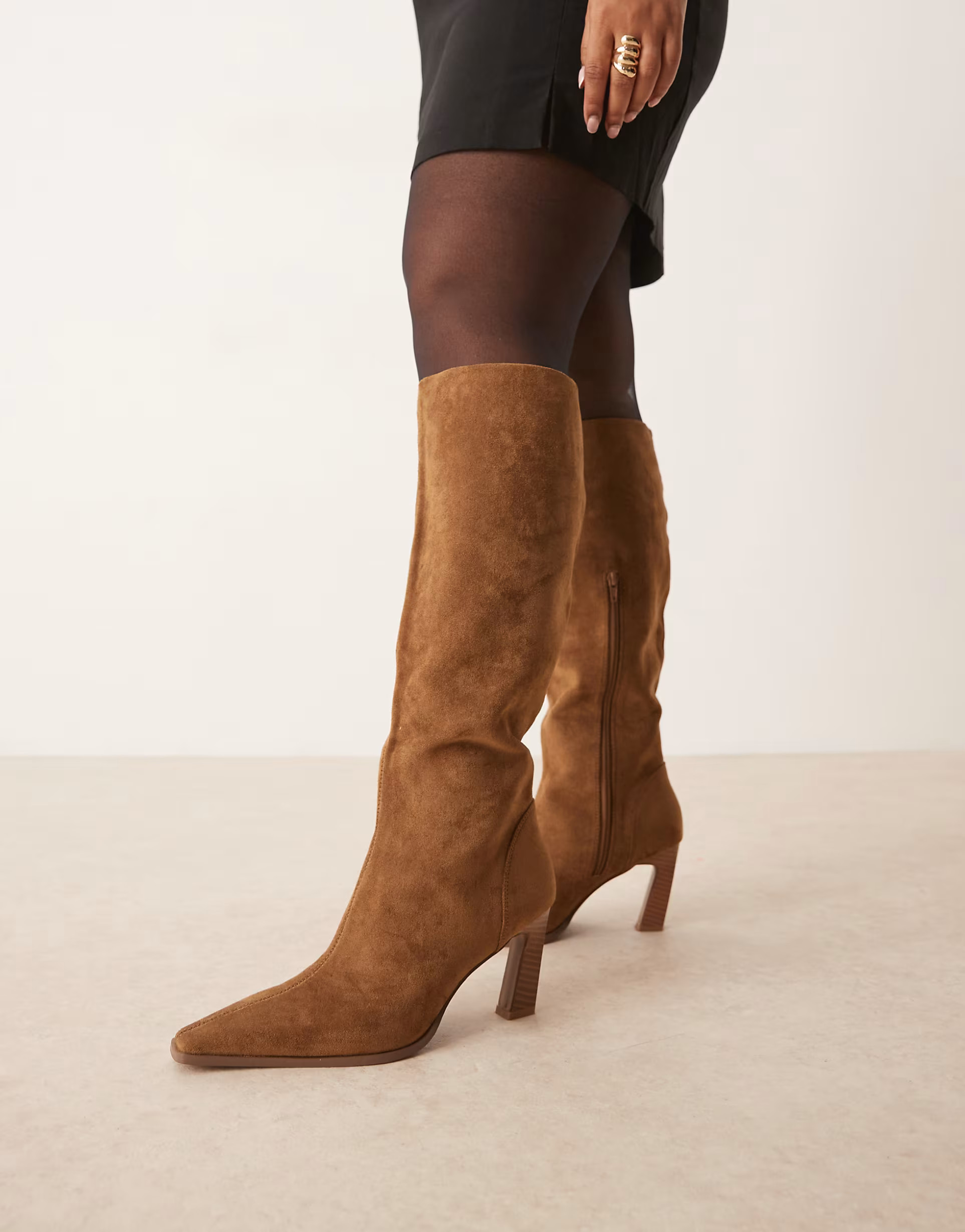 ASOS DESIGN Curve – Clara – Kniehohe Stiefel aus Wildlederimitat in Sandbeige mit leicht abge... | ASOS (Global)