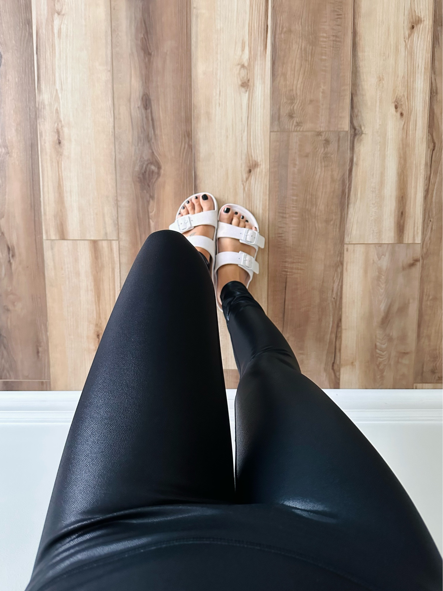 legging saleee 🖤
these would look so cute dressed up or down - true to size, wearing a S
leggings / holiday outfit / AE sale /fall clothes / aerie 

#LTKsalealert #LTKfindsunder50 #LTKworkwear