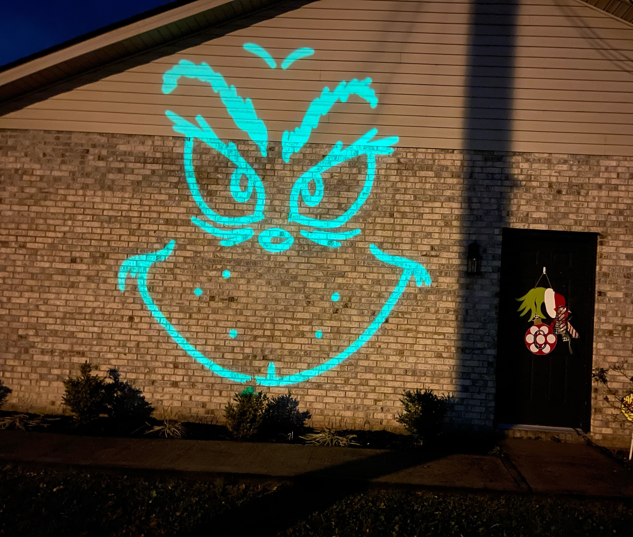 The most simple, cutest grinch light display. 
