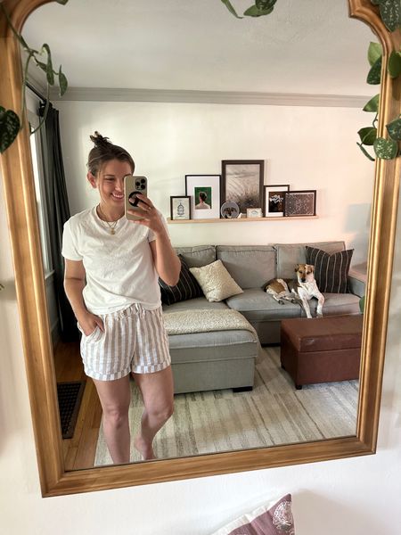 Relaxed summer outfit — linen shorts and cotton white t-shirt 💚 