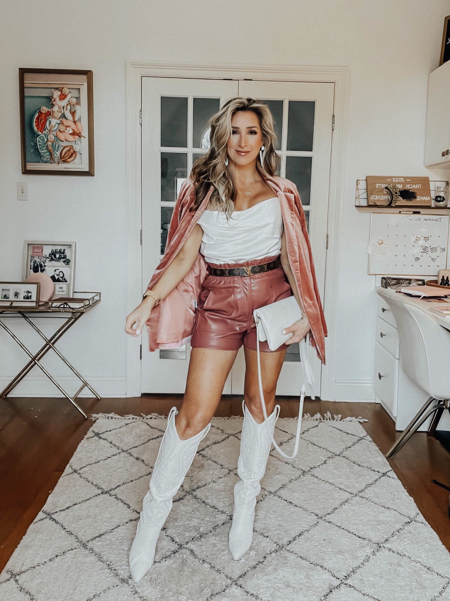 Valentine’s Day outfits, pink outfit, velvet blazer, leather shorts

#LTKstyletip #LTKFind #LTKSeasonal