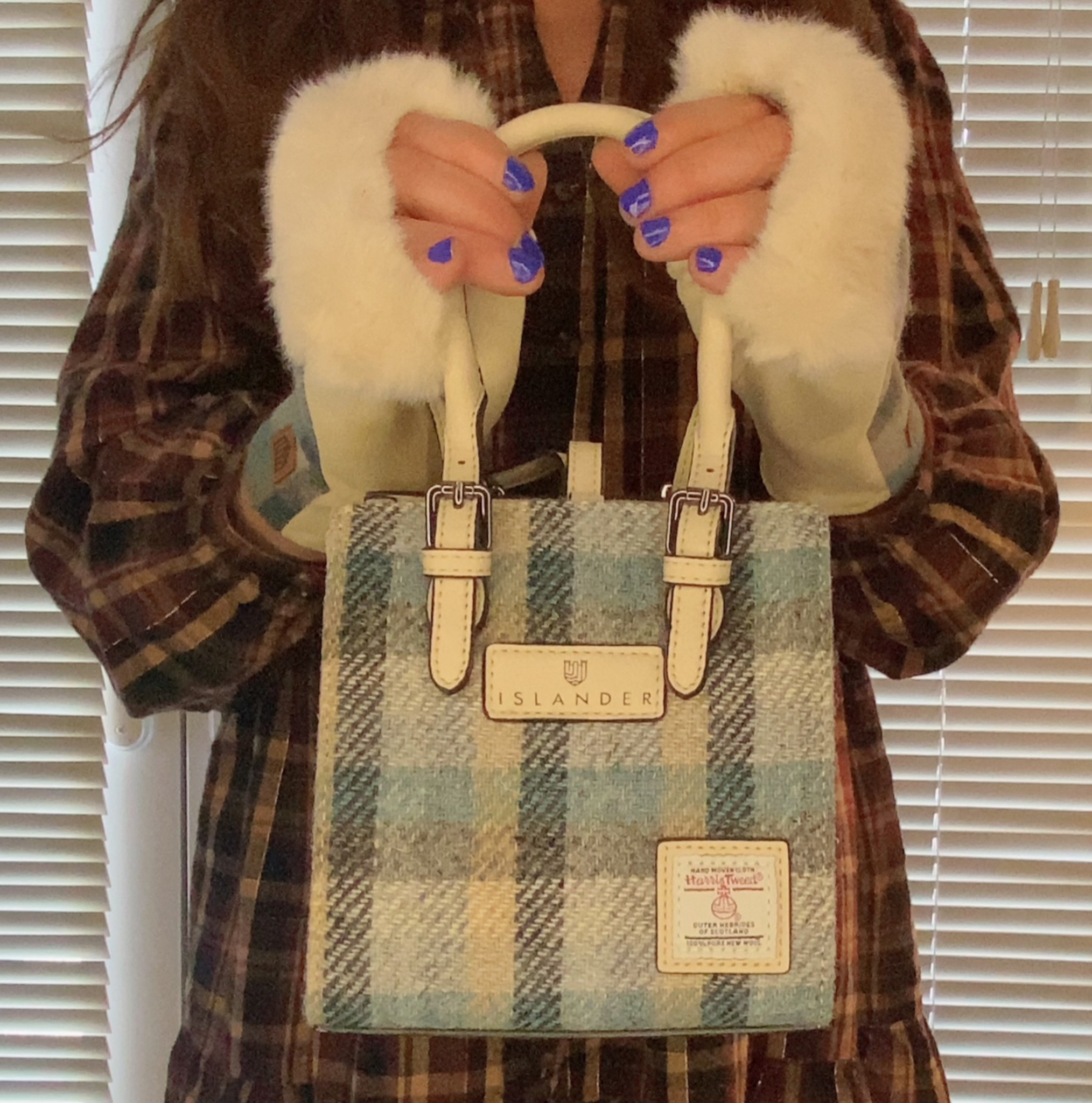 𝐈𝐬𝐥𝐚𝐧𝐝𝐞𝐫 𝐋𝐚𝐦𝐛𝐬𝐰𝐨𝐨𝐥 𝐓𝐚𝐫𝐭𝐚𝐧 𝐌𝐢𝐭𝐭𝐞𝐧𝐬 𝐚𝐧𝐝 𝐌𝐢𝐧𝐢 𝐂𝐚𝐢𝐥𝐥𝐢𝐞 𝐓𝐨𝐭𝐞💙🏴󠁧󠁢󠁳󠁣󠁴󠁿 #harristweed #scottish

#LTKU #LTKdayinmylife #LTKTravel