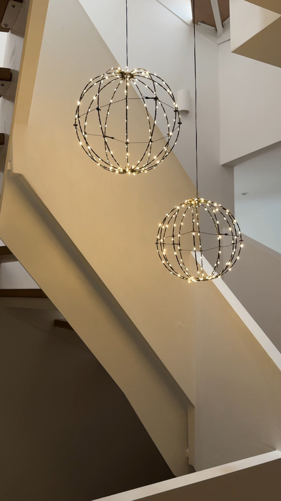 Wie schön sind bitte diese LED Lichter Kugeln? Der virale Trend ist tatsächlich komplett an mir vorbei gegangen letztes Jahr! Umso mehr freue ich mich so schöne gefunden zu haben! Sie haben einen Durchmesser von 33cm und 28cm, sind Batterie betrieben und haben 7 Licht Modi in einem schönen warm weiß! Perfekt auch für draußen an der Haustür, um an einem Baum zu hängen oder auch im liegend sehr schön! Holt sie euch unbedingt 🥰

#LTKdeutschland #LTKhome #LTKwinter