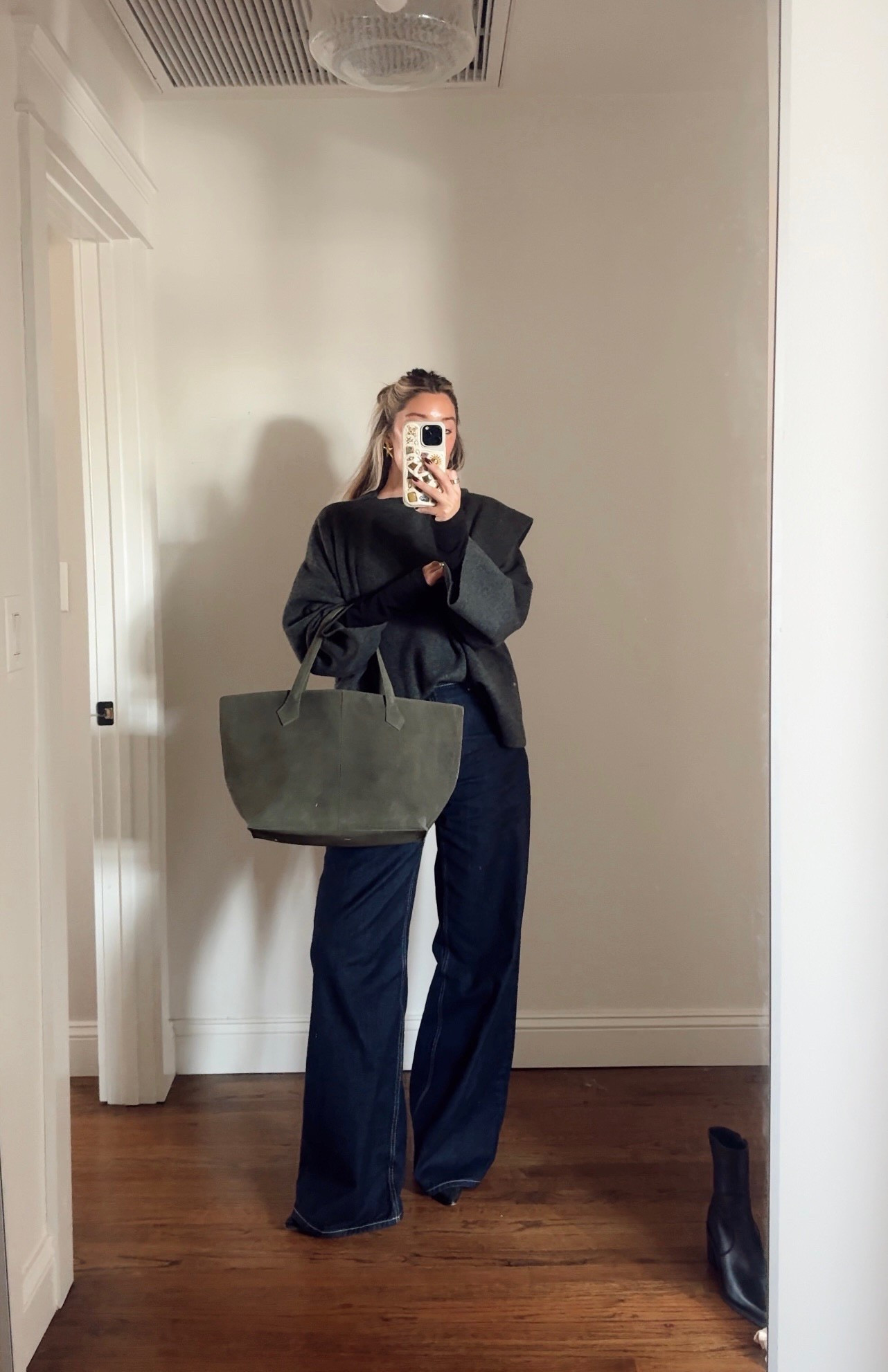 New shawl and jeans from Zara! Love this look, perfect for this time of year ✨🖤

#LTKSeasonal #LTKootd #LTKgrwm