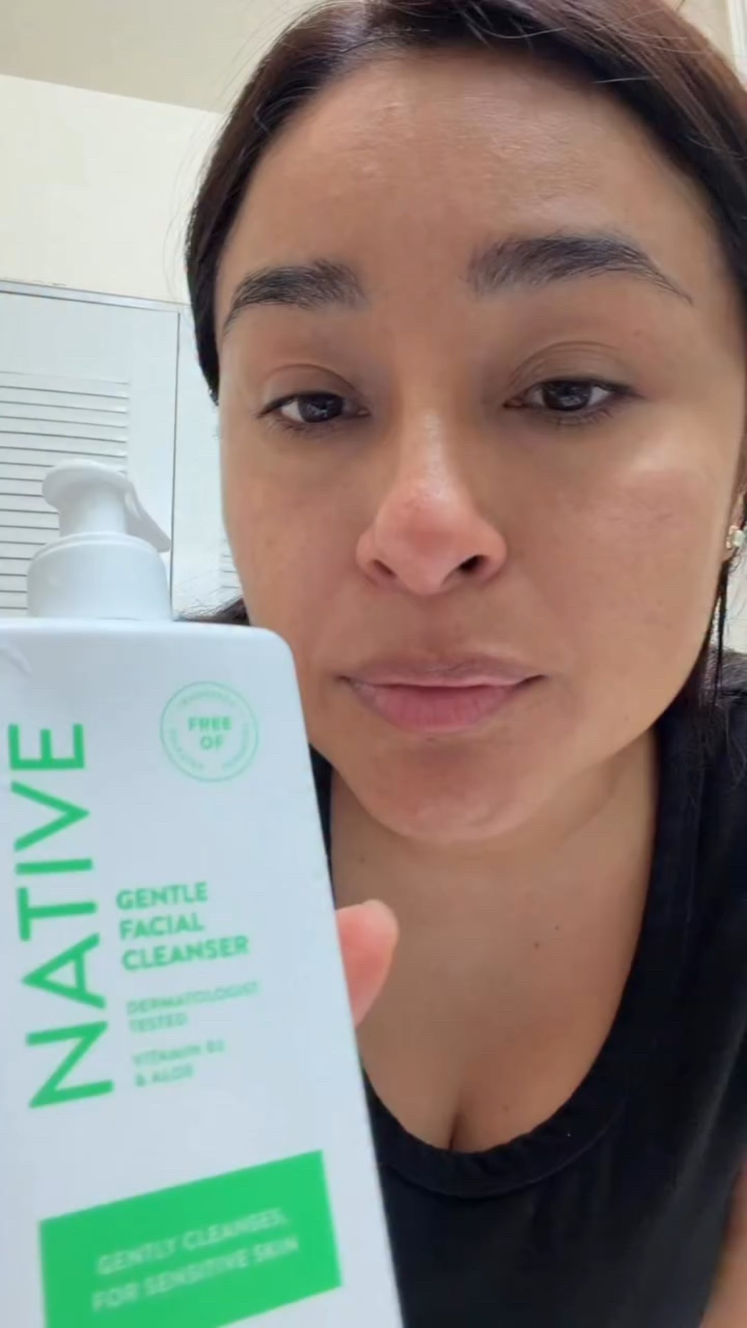Si tu piel se irrita con cualquier cosa, prueba el 🧖‍♀️🫧llimpiador facial sensible de @native 💚elimina suciedad y aceite sin dejar la piel tirante. 

Es hipoalergénico, sin fragancia y con aloe + vitamina B3. Mi piel lo agradece demasiado. 🤍

#complimentary #giftedbynative #boostyourskin
#skincarereal

#LTKActive #LTKOver40 #LTKBeauty