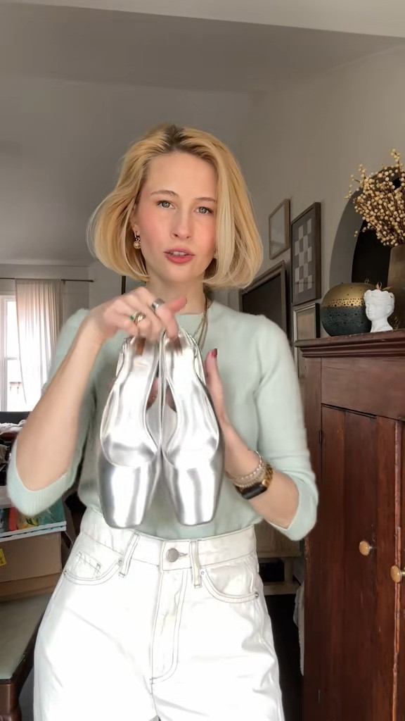 Daily Outfit Vlog day 22

Belts are vintage
Sweater is old J. crew-linked similar 

Winter outfit | cashmere | jeans | white jeans | wide leg jeans | silver shoes 

#LTKFindsUnder100 #LTKWorkwear #LTKWatchNow