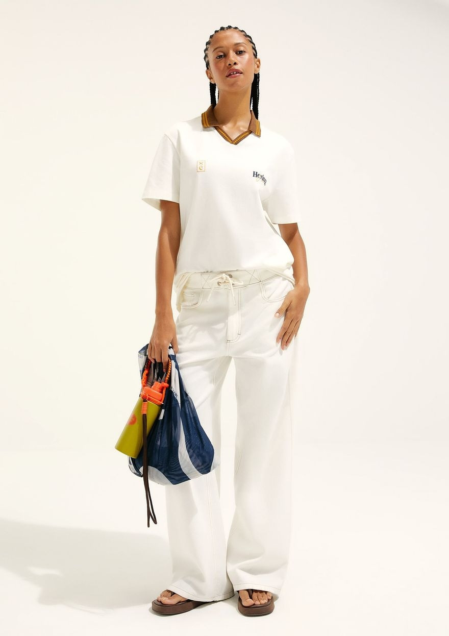 camisa polo relaxed com bordado hering + cosmo - off white | Hering (BR)