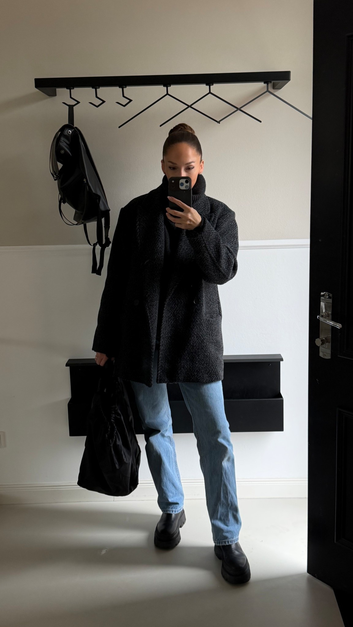 Minimal Chic in Oversized Layers 🖤

Mein Go-to für kühle Tage: ein oversized Wollmantel in Dunkelgraublau kombiniert mit einem anthrazitfarbenen Basic-Rollkragenpullover darunter. Dazu eine lässige, gerade geschnittene Jeans und schwarze Boots für den cleanen Finish.

#LTKstyletip #LTKFashionMonth #LTKdeutschland