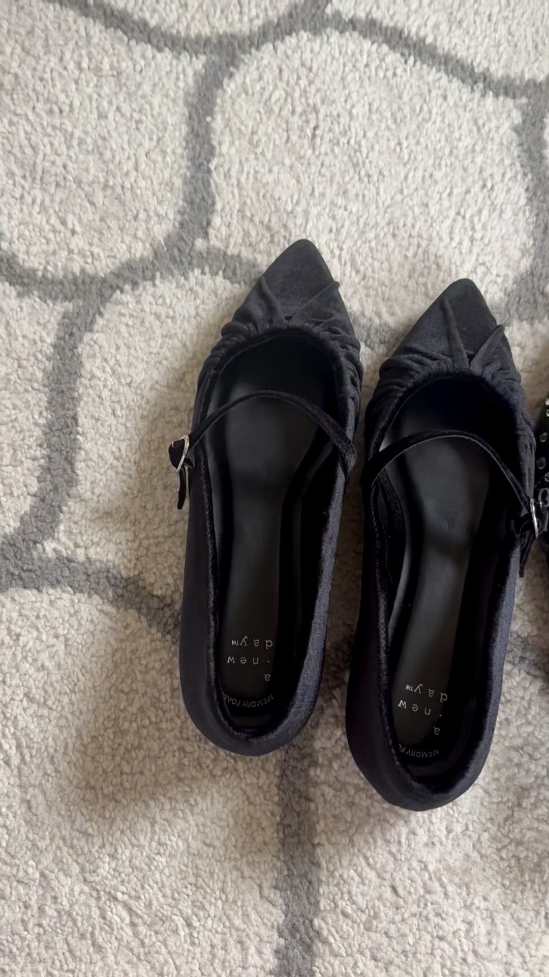 Target holiday flats are 40% off today only!

#LTKSaleAlert #LTKFindsUnder100 #LTKHoliday