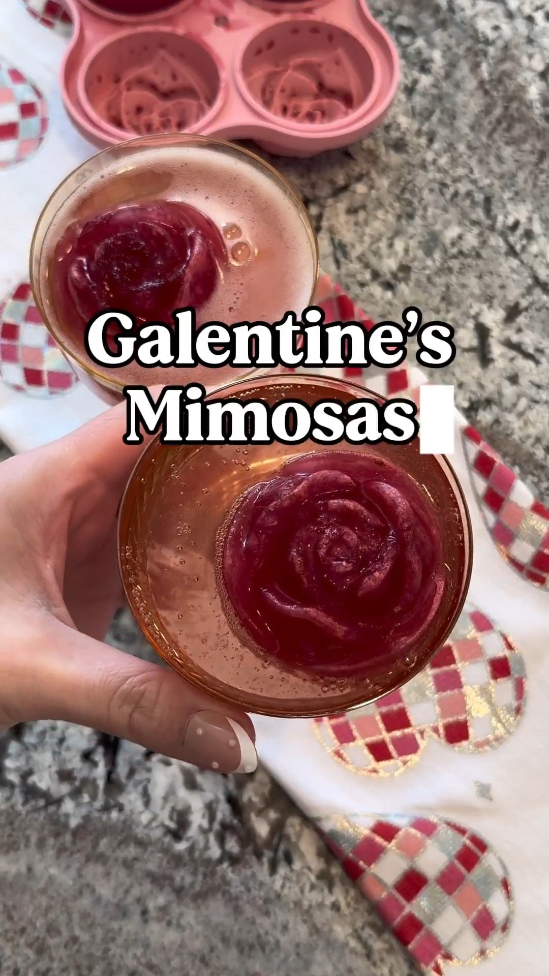 Name something better than a sparkly cocktail… 🥂🌹💘
▫️
▫️
▫️
Valentine’s Day mimosa, pink mimosa, Valentine’s brunch drinks, edible glitter cocktail, rose ice cube mold, Valentine’s cocktails, festive mimosa ideas