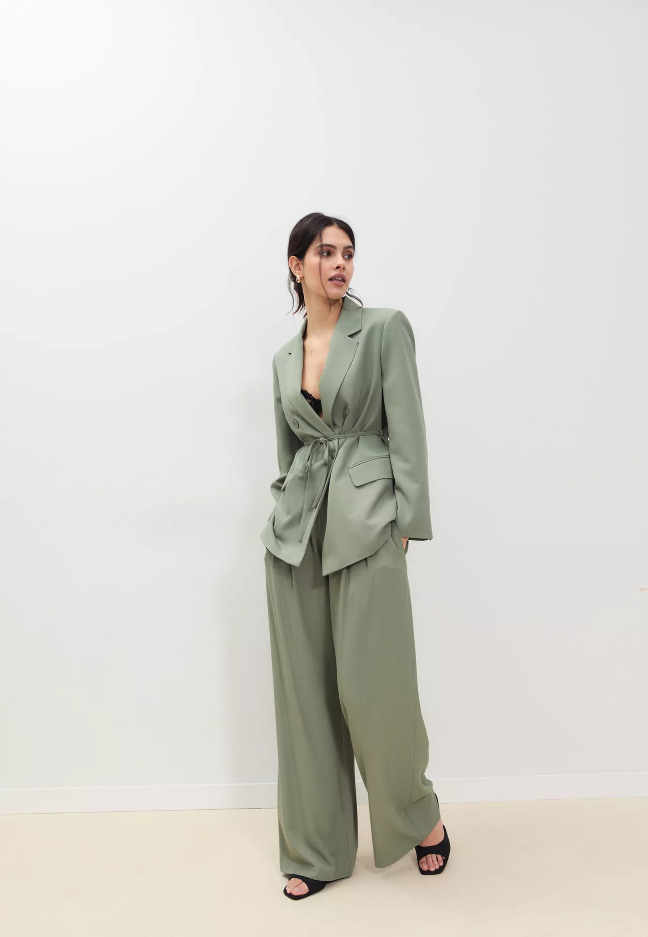 Satin darted trousers with chain belt - Women's Stradimarket | Stradivarius United Kingdom | Stradivarius (UK)