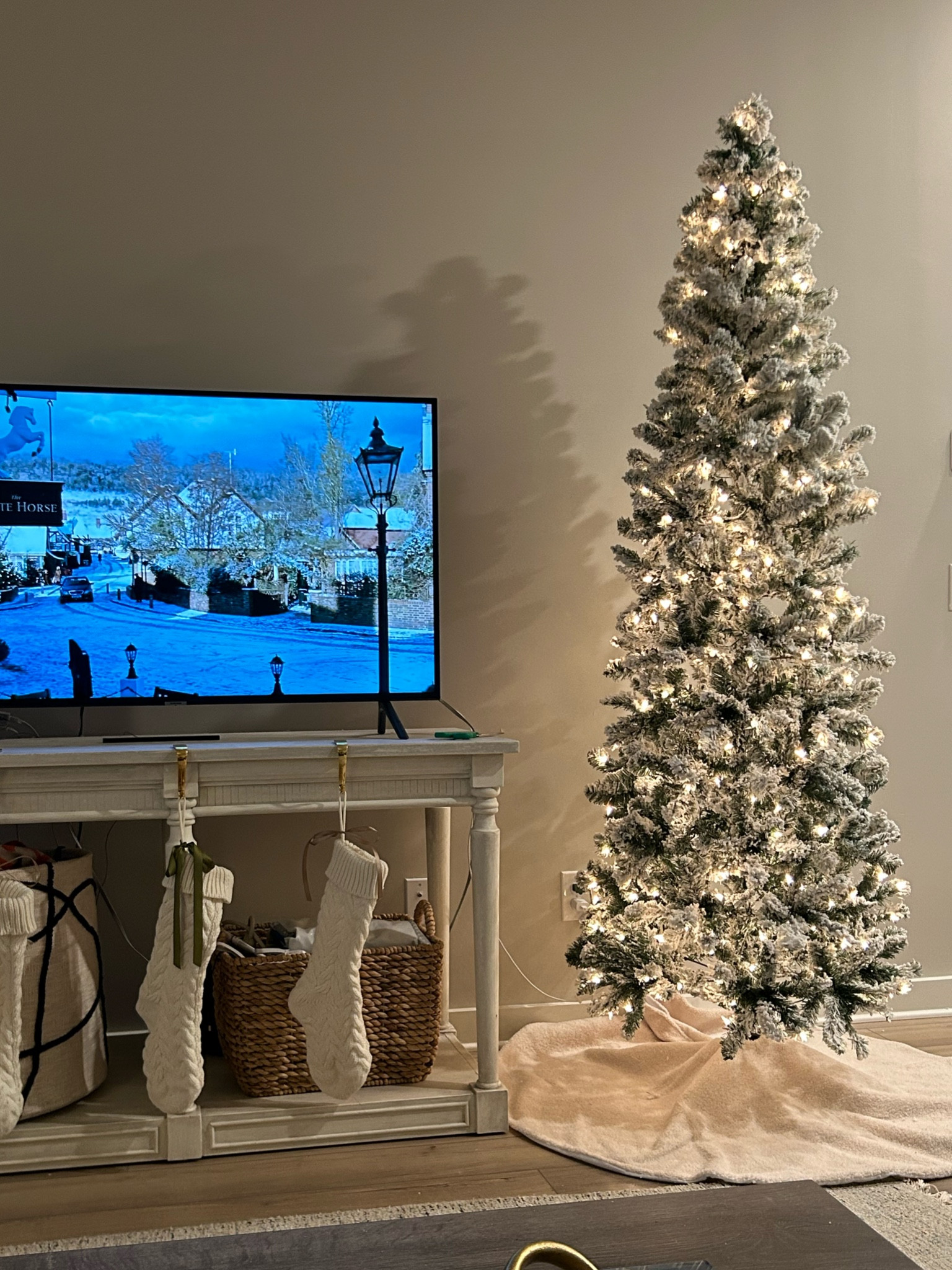 Christmas tree & decor perfect for an apartment/townhouse/smaller space!🎄✨

#LTKHome