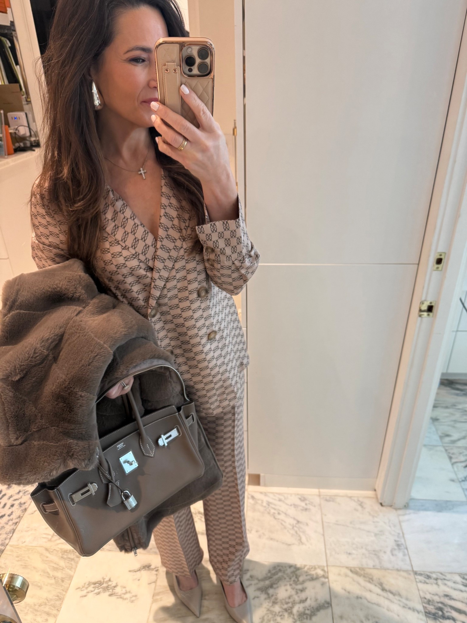 Christmas lunch today 

Silk blazer and pant 
Faux fur coat
Silver teardrop earrings silver cross necklace
Shoulder Birkin
Hermes heels


#LTKgrwm #LTKootd #LTKHoliday