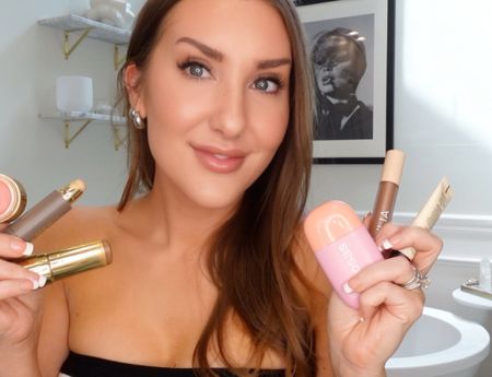 My current fav makeup products I used to create my go-to everyday bronzed and glowy makeup look ☀️💕
Foundation stick in linen
Bronzer stick in seine
Blush in Stockholm 
Lip in whisper
Lip liner in vanilla nude
Eyeshadow in fresco
Eye liner in panther 
Highlight stick in sculpting 

#LTKBeauty