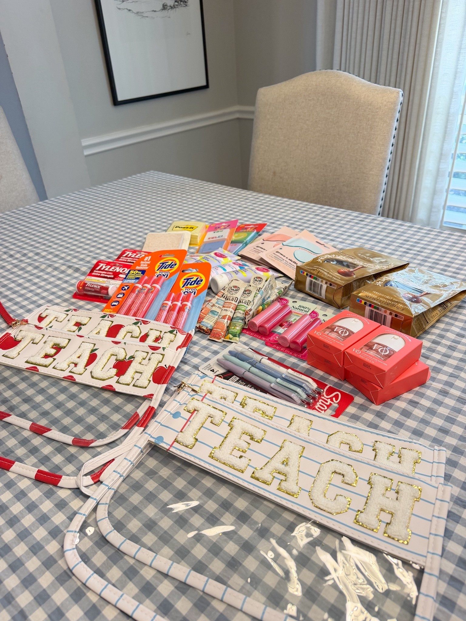 Teachers’ survival kit gift idea ✏️🍎 

Back-to-school season is right around the corner! Let’s show our teachers some love.