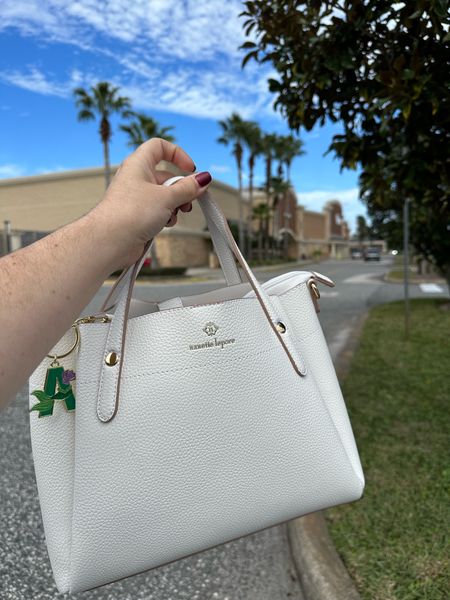 Obsessing over this beautiful white handbag I got for Christmas! She’s the perfect go to purse that has a pocket the perfect size for my kindle! 

Kindle Giries | Kindle Purse | Kindle Bag | Bookish Things | Reader | Crossbody Convertible 

#LTKGiftGuide #LTKtravel #LTKitbag