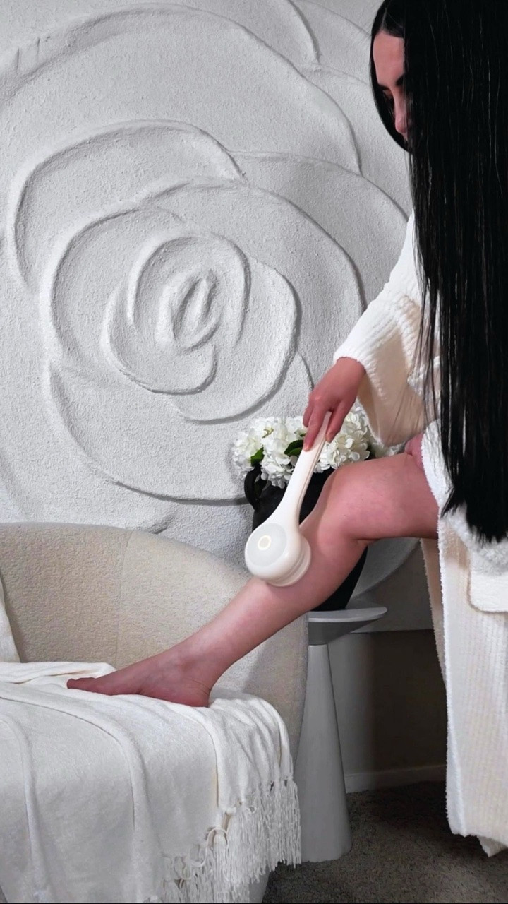 ¿Tú también sientes que tu espalda nunca queda realmente limpia? Porque yo estaba en esas hasta que encontré esto. 
Mi corazón, es literal como tener un spa de lujo en tu propio baño. ✨ 

Lo que más me tiene enamorada es que pensaron en cada detalle, ¡Incluso lo hermoso que es el diseño! 💖

¿ Eres Team ducha rápida o team baño eterno tipo spa? 😅 Las leo en los comentarios... 

#homeessentials  #showerroutine #amazonhomefinds #selfcareroutine #cozyhomevibes
