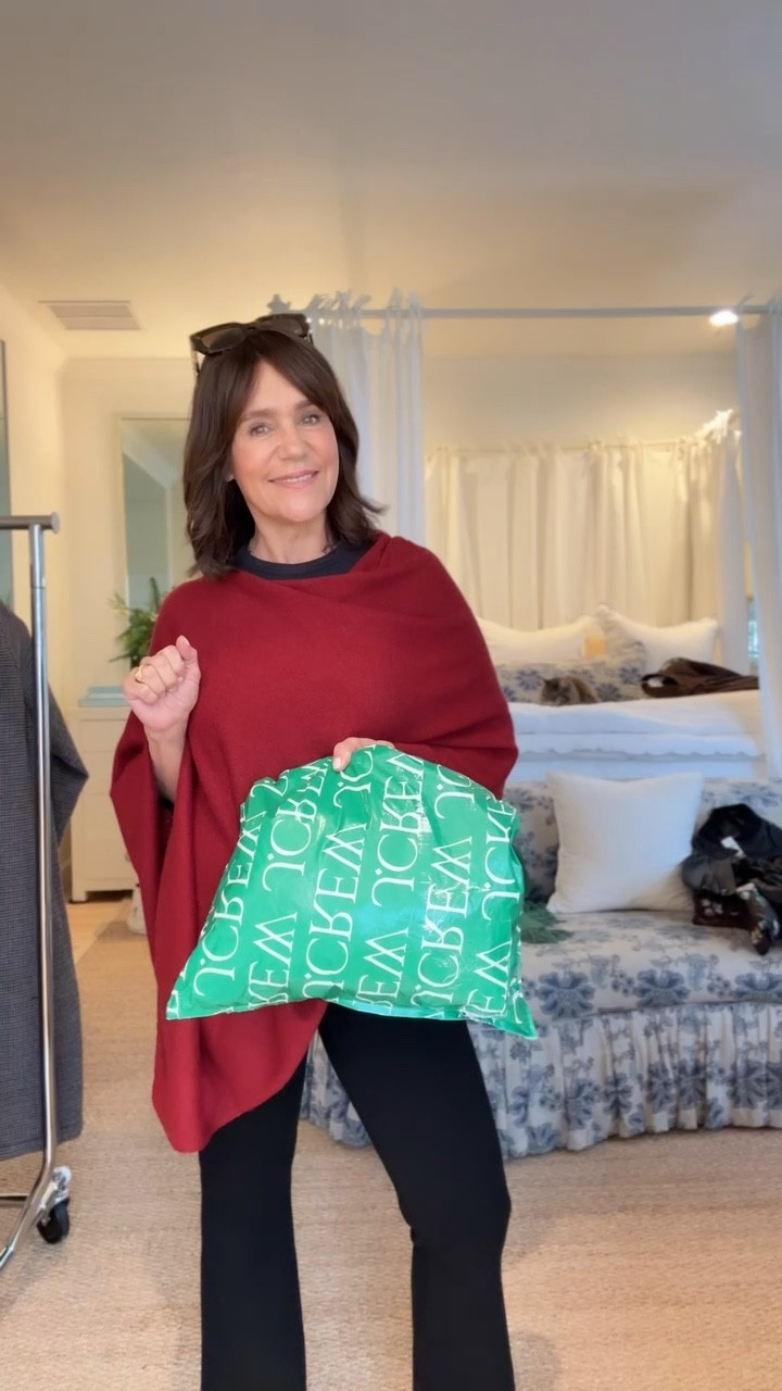 Just found the cutest new things from @JCrew❤️

These pieces are perfect for the holiday season and so versatile!

#injcrew #ad