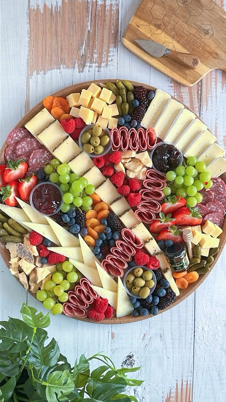 Fridays are for snacksssss!

#foodstyling #cheeselover #CharcuterieAndThings #fridayvibes #snacks #charcuterieboard