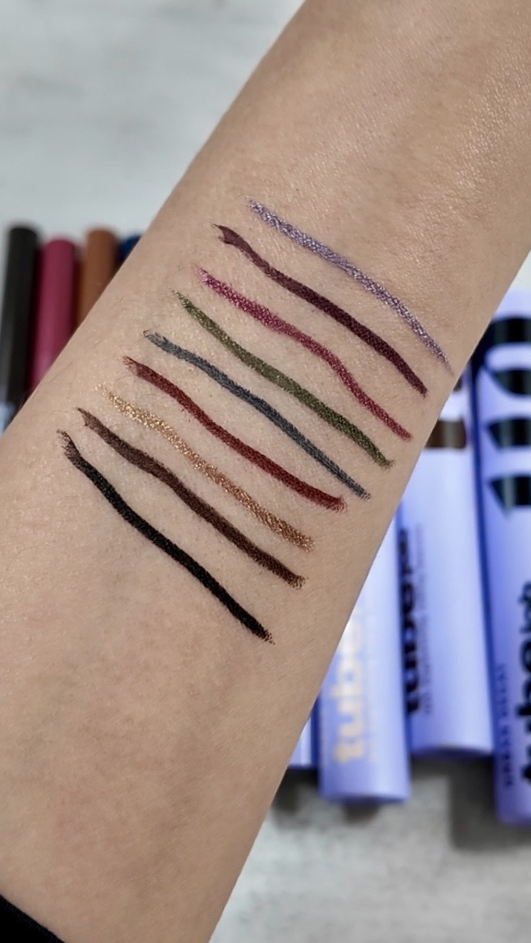 I'm finally testing new some products @UrbanDecayCosmetics gifted me. 

Check out the new Tube Job Lash Augmenting Tubing Mascaras in Intense Black, Brunette Brown and Bleached Platinum.

I'm also swatching all nine shades of the #UrbanDecay 24/7 Liquid Stick Waterproof Eyeliners:  These colors are incredibly pigmented and the retractable brush makes application so smooth. 

Which shade are you reaching for first? 

#Gifted #MakeupSwatches #NewInBeauty #BeautyUnboxing @shop.ltk

#LTKBeauty