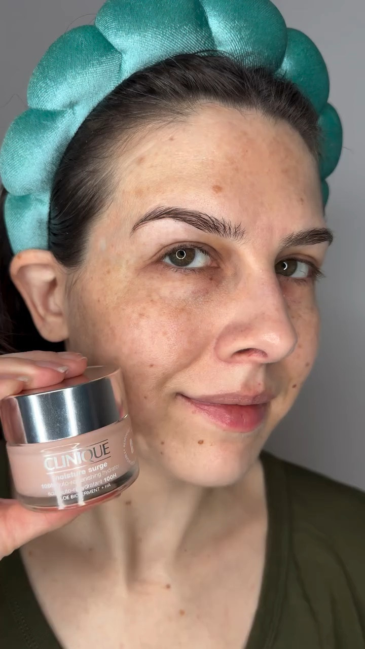 I tried out the @Cliniquecanada Moisture Surge 100-Hour Hydrator for the first time recently and love the immediate glow-boosting results! ✨ This gel-cream moisturizer is fragrance-free, oil-free and it instantly soothes the skin and delivers hydration that lasts 100 hours. 

💬 My skin looked more plump and it had a dewy, healthy glow! It worked well on my oily skin.

Key Ingredients:
✨ Fermented Aloe
✨ Hyaluronic Acid
✨ Blend of Vitamins C + E

*PR/gifted - Thank you @topbox

I received this product for free from Topbox Marketing for testing and review purposes. 

#cliniquecanada #clinique #topbox #beautybyberrz #skincaresaturday 

#LTKBeauty