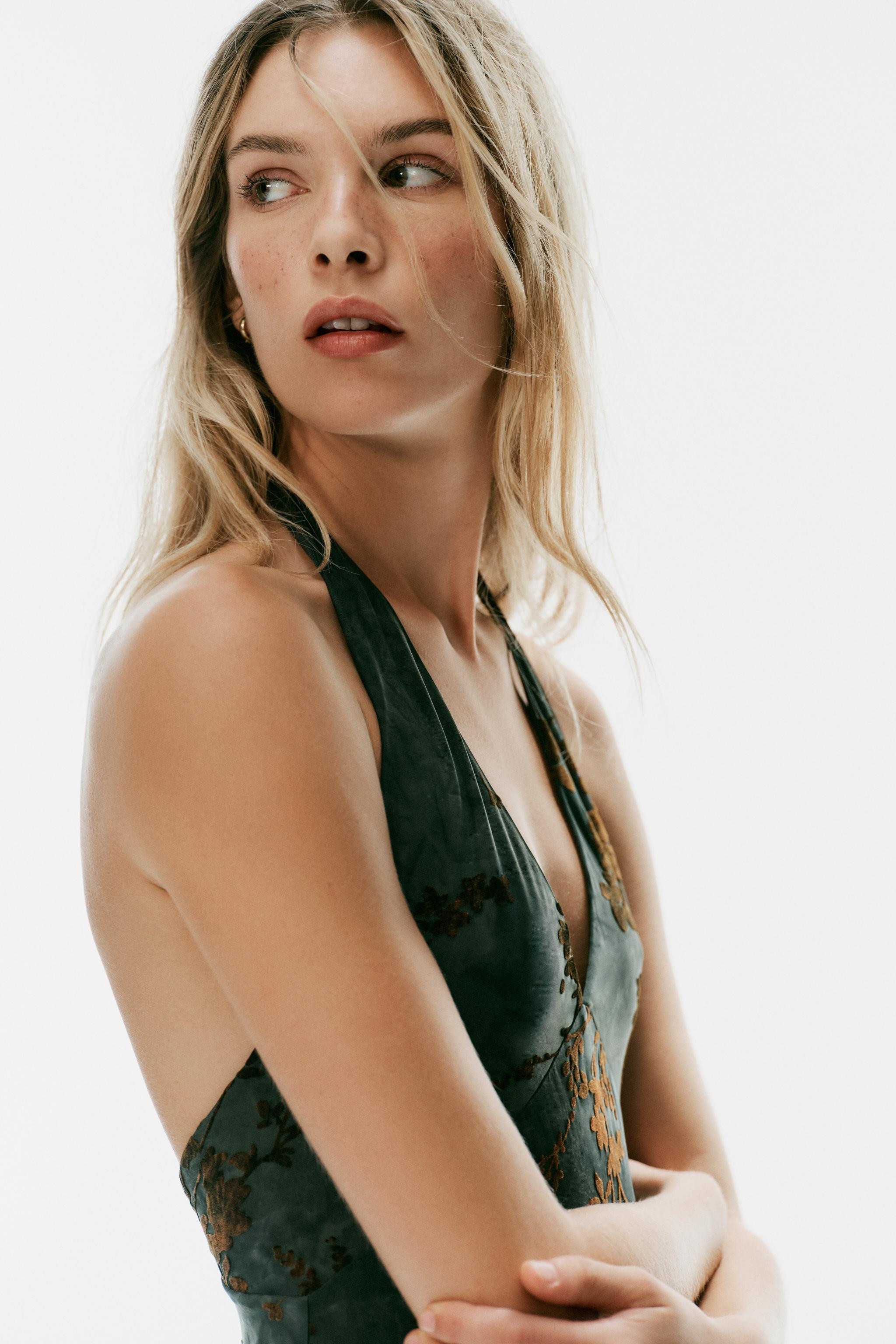 Model height: 176 cmLong dress featuring a halter neckline and a V-neck. Flock fabric detail. | Zara UK