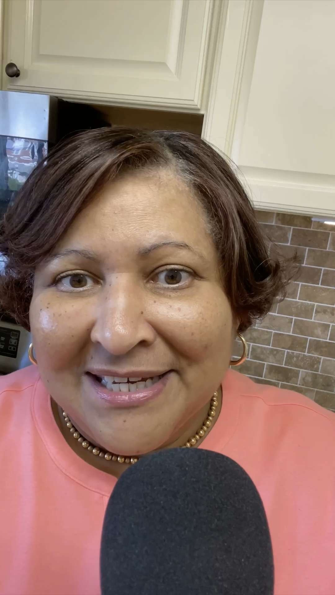 If you are looking for a new hand help mic, I can say that the Samson Q2U is the best microphone for recording podcasts and all your other content! 

I connect it to my iPhone 17 with a simple USB-C adapter and it works like a charm. 

Have you ever heard of Samson mics? 

 

#LTKdayinmylife #LTKvlog