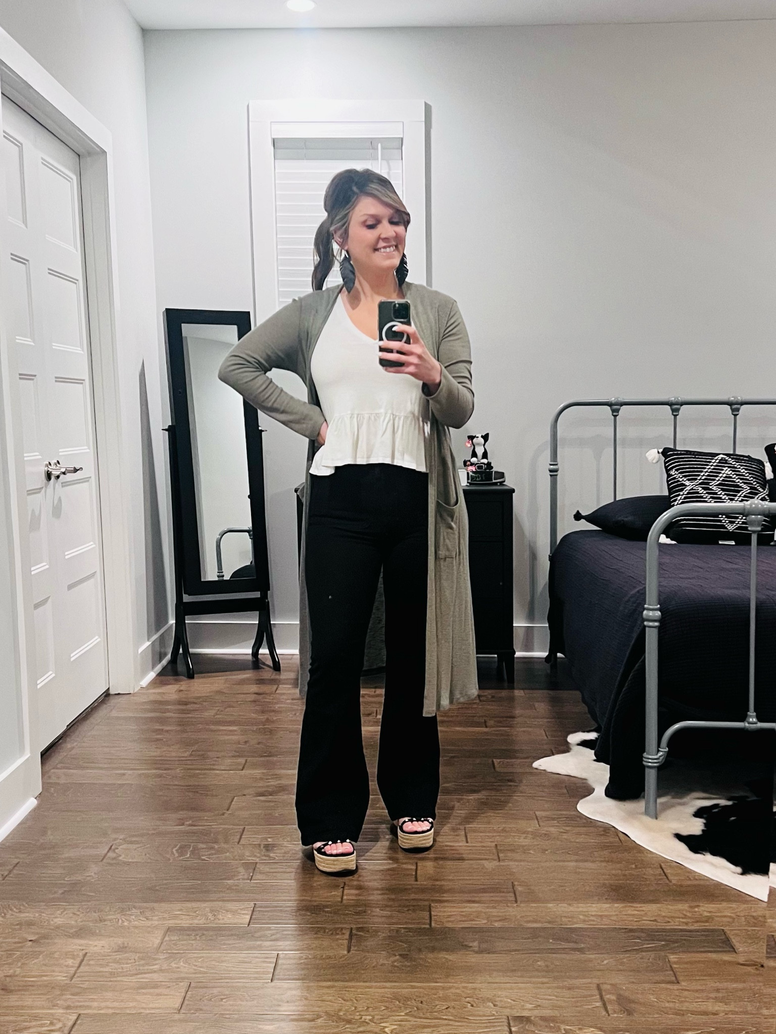 who doesn’t love a good pair of flare jeans && duster fit?!? I always think it looks sooooooo good 🖤

#LTKworkwear #LTKstyletip #LTKshoecrush