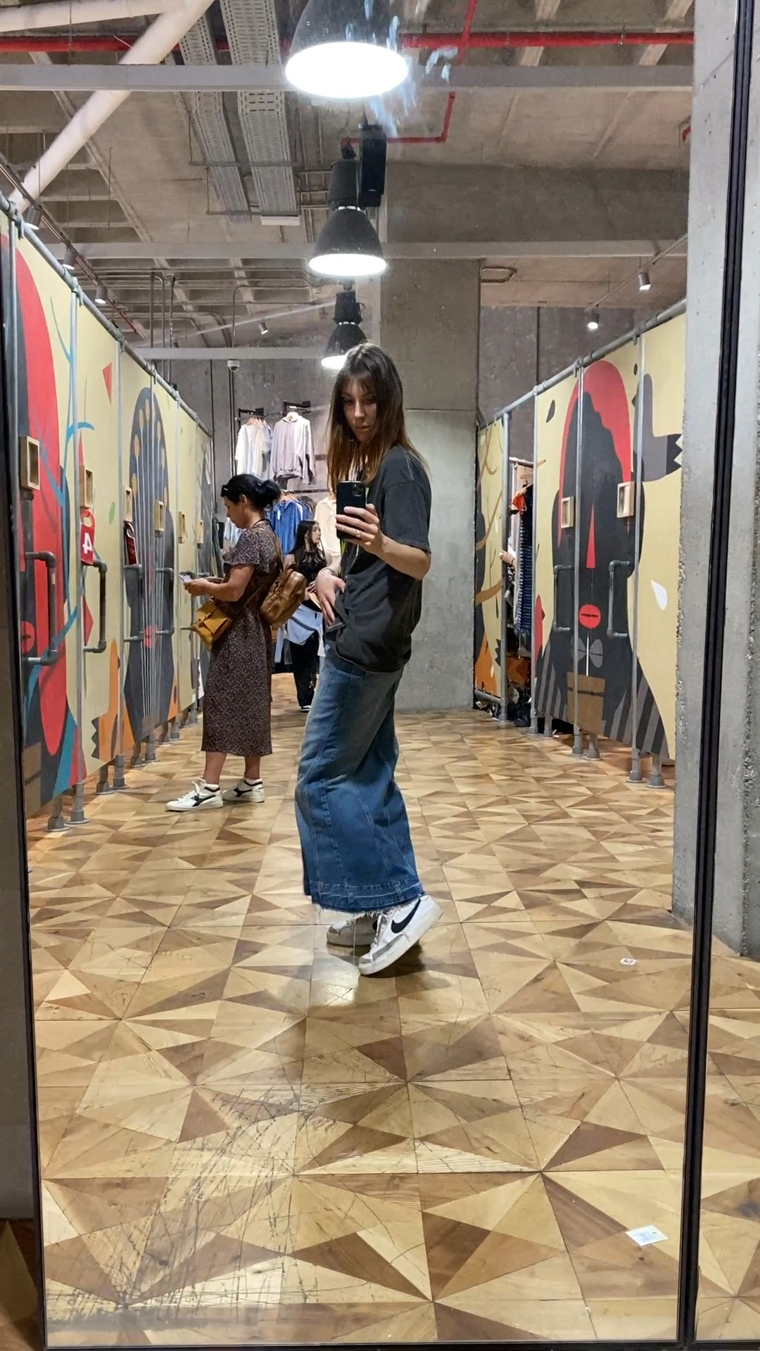 La falda denim fishnet by Urban Outfitters and an oversized t-shirt

#LTKeurope #LTKFind #LTKSeasonal